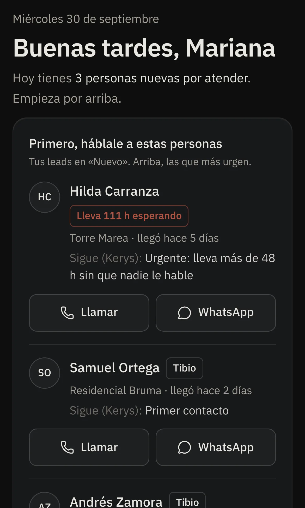 Pantalla Mi día de Kerys en el celular: los leads nuevos que el asesor debe atender primero, con botones de Llamar y WhatsApp.
